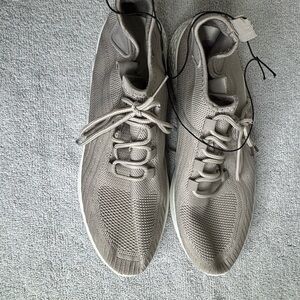 Tan Athletic Shoes with Sleek Design and Breathable Mesh